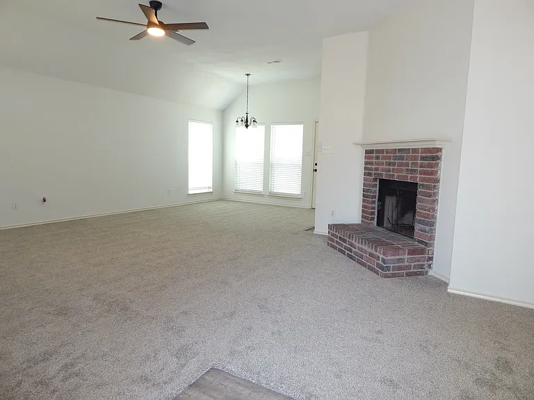 1412 Wesley Dr — Photo 3