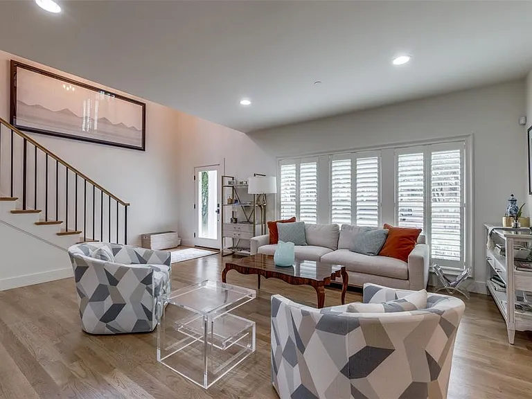 2829 Dyer St — Photo 17