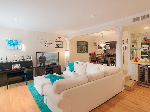 Large living room w/ wet bar