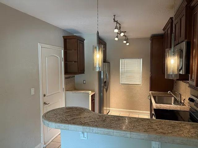 320 S Riverside Dr — Photo 7
