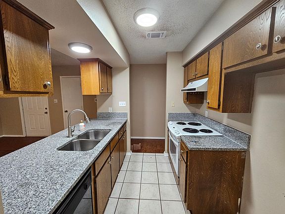 5th image of 1110 W Houston St