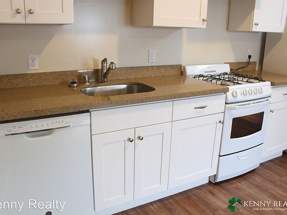 3rd image of 200 Lee Ave