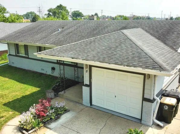 5 Wildwood Rd, Elk Grove Village, IL 60007