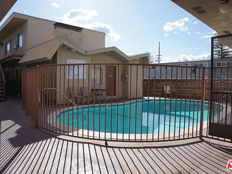 18444 Collins St #4 — Photo 15