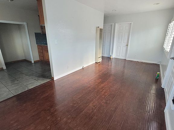 4th image of 10914 Acacia Ave