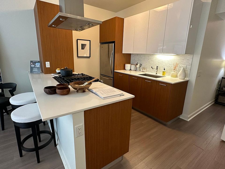 1st image of 502 E Illinois St #1
