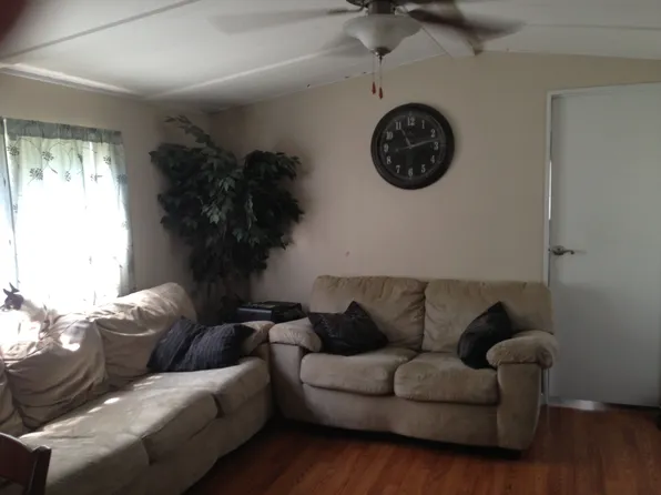 24 1st St, Portsmouth, RI 02871