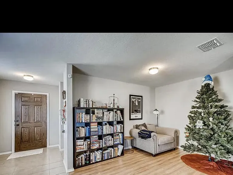 10715 Noble Cyn — Photo 2