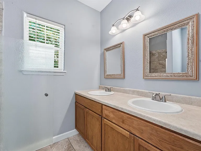 15621 Northland Dr — Photo 11