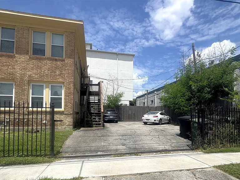 302 W Saulnier St #2 — Photo 17