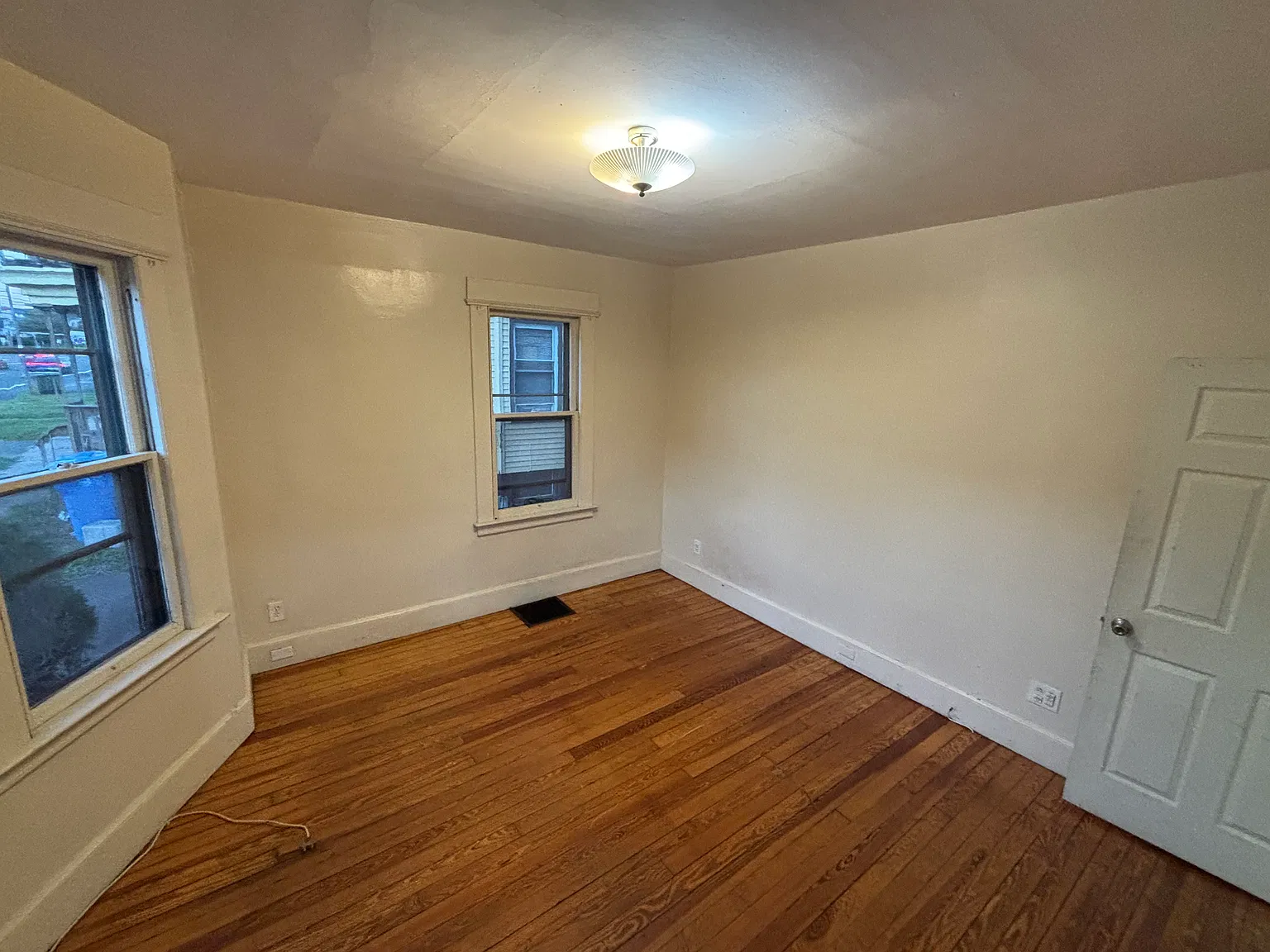 3 bed, 900 sqft, $2,300 — Photo 2