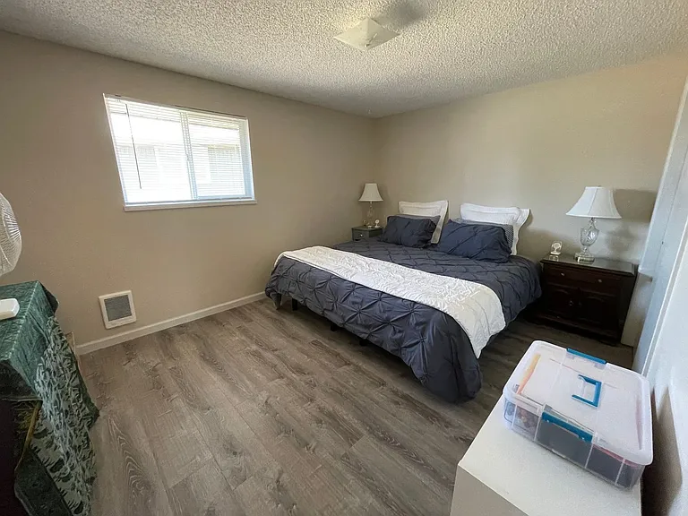 219 NE Kettle St — Photo 4