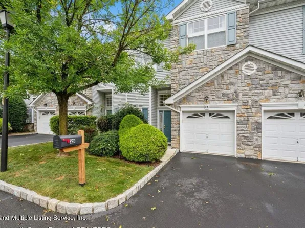 28 Habor Bay Cir, Parlin, NJ 08859