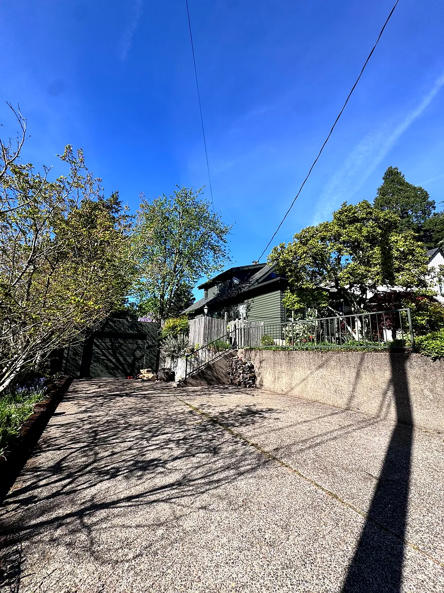 Building Photo - 2015 SW Moss St