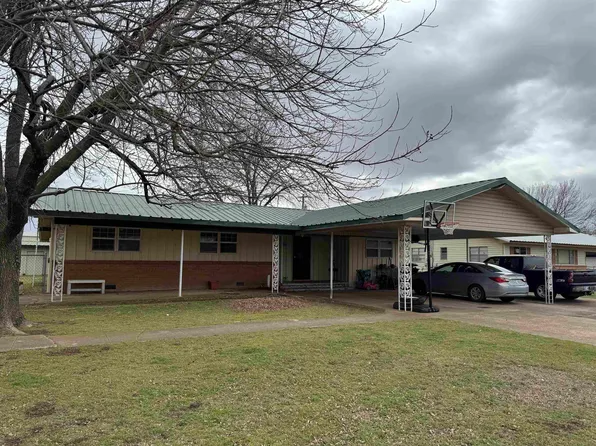 629 E Florida Ave, Waurika, OK 73573
