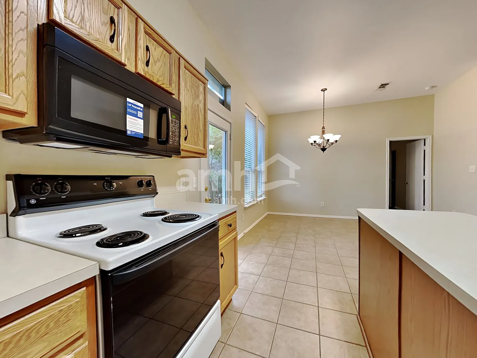 3 bed, 2.0 bath, 1729 sqft, $2,145 — Photo 3