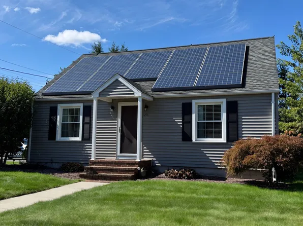 211 Holyoke St, Ludlow, MA 01056