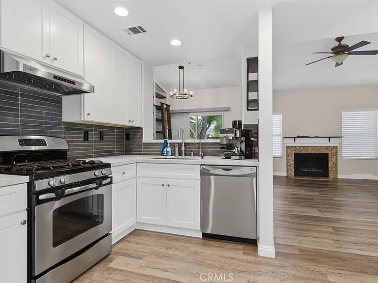 230 California Ct — Photo 17