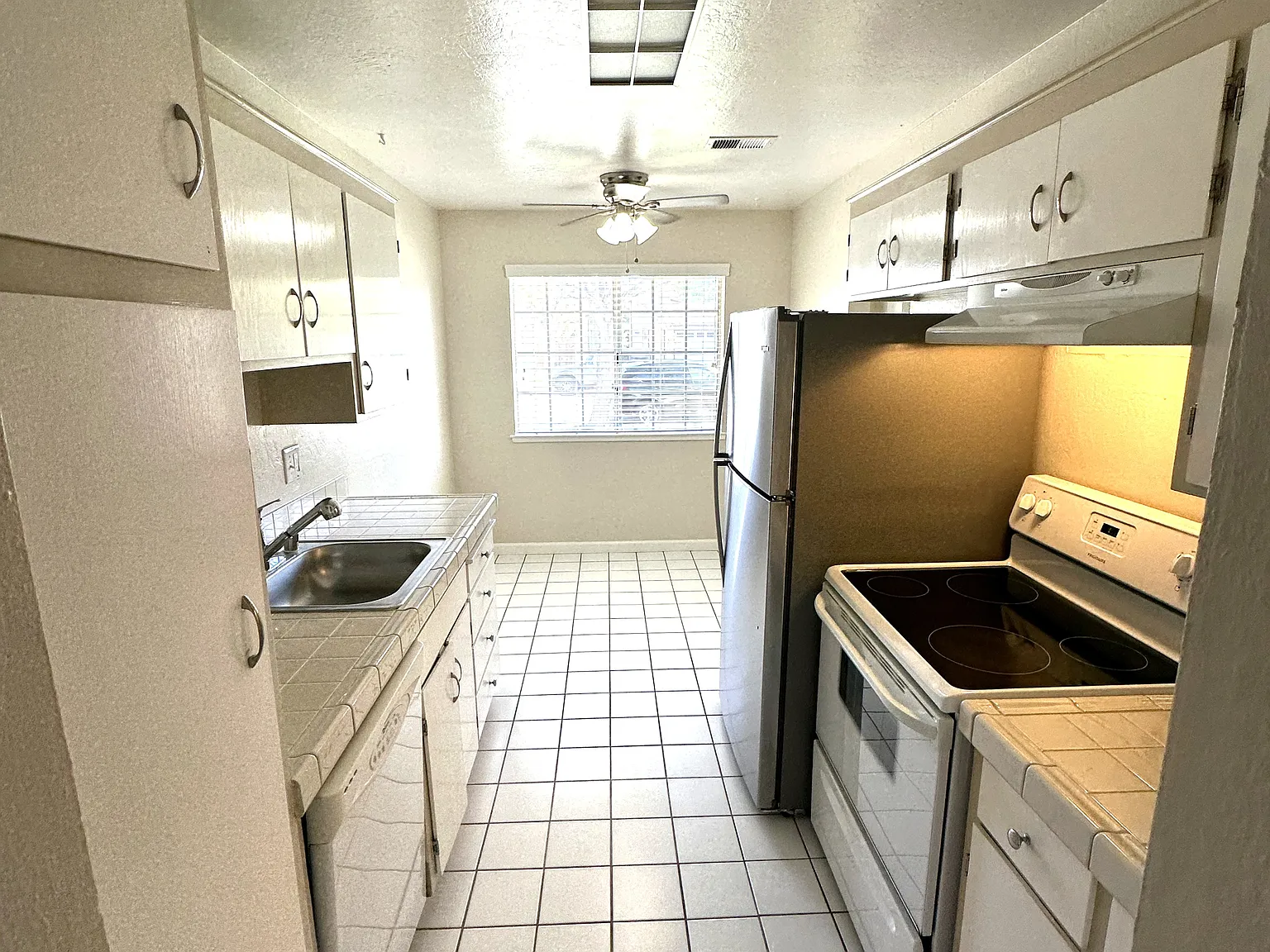 3 bed, 1.5 bath, 1170 sqft, $3,900 — Photo 4