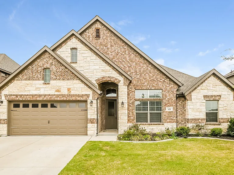 325 Strait Ln — Photo 1