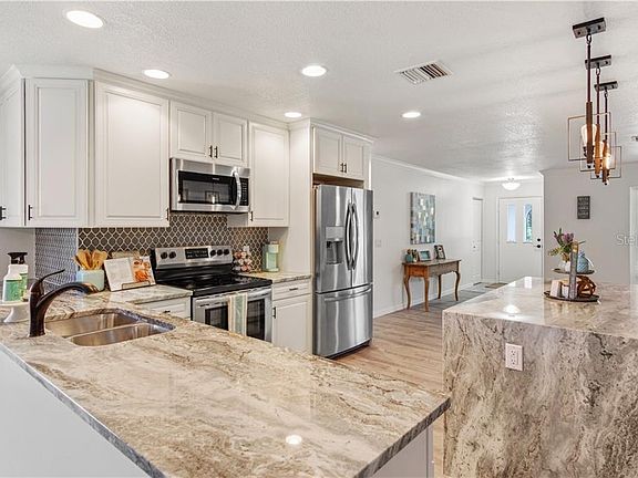 5th image of 10155 Edmonton Ave