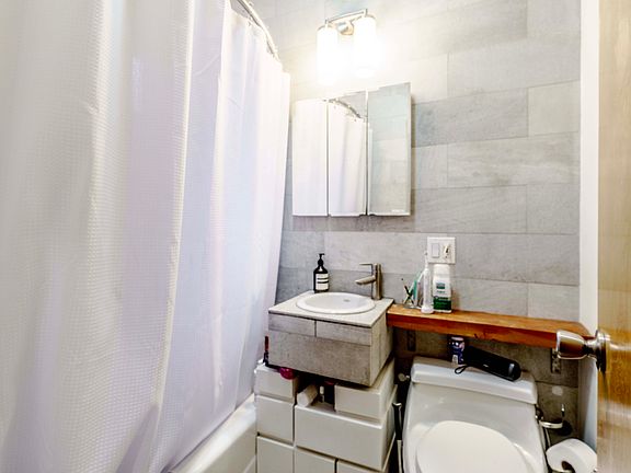 4th image of 122 Ludlow St APT 5A