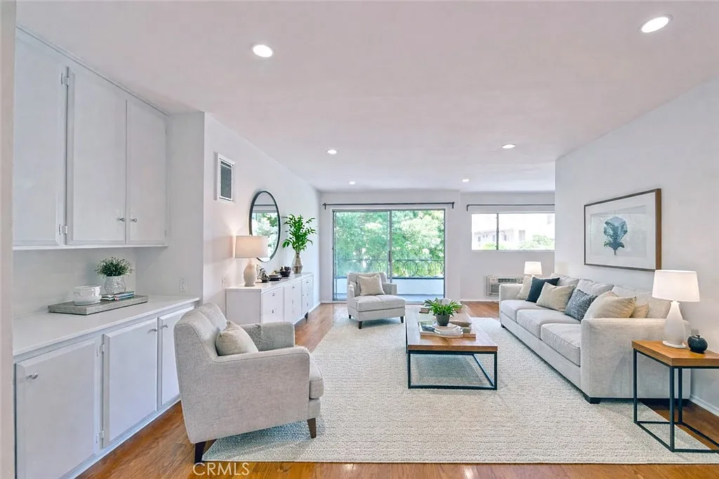 2 bed, 950 sqft, $3,200 — Photo 1