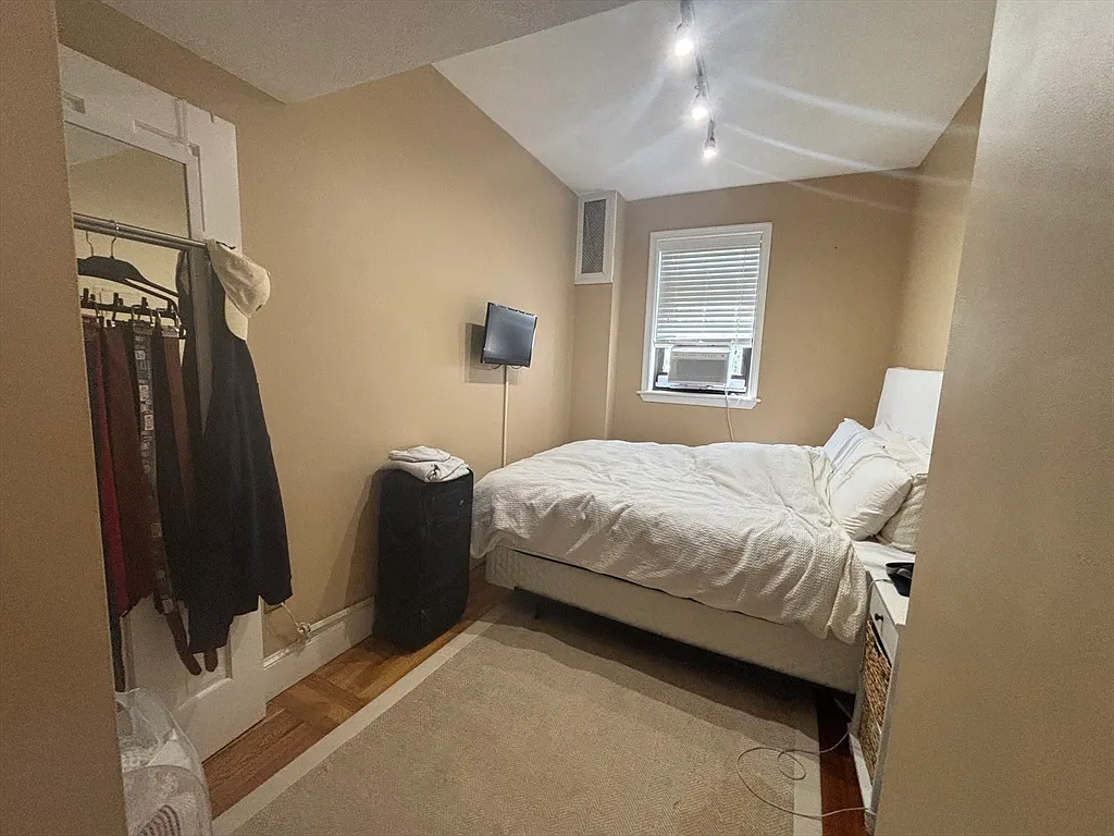 1 bed, 1.0 bath, 431 sqft, $2,450 — Photo 2