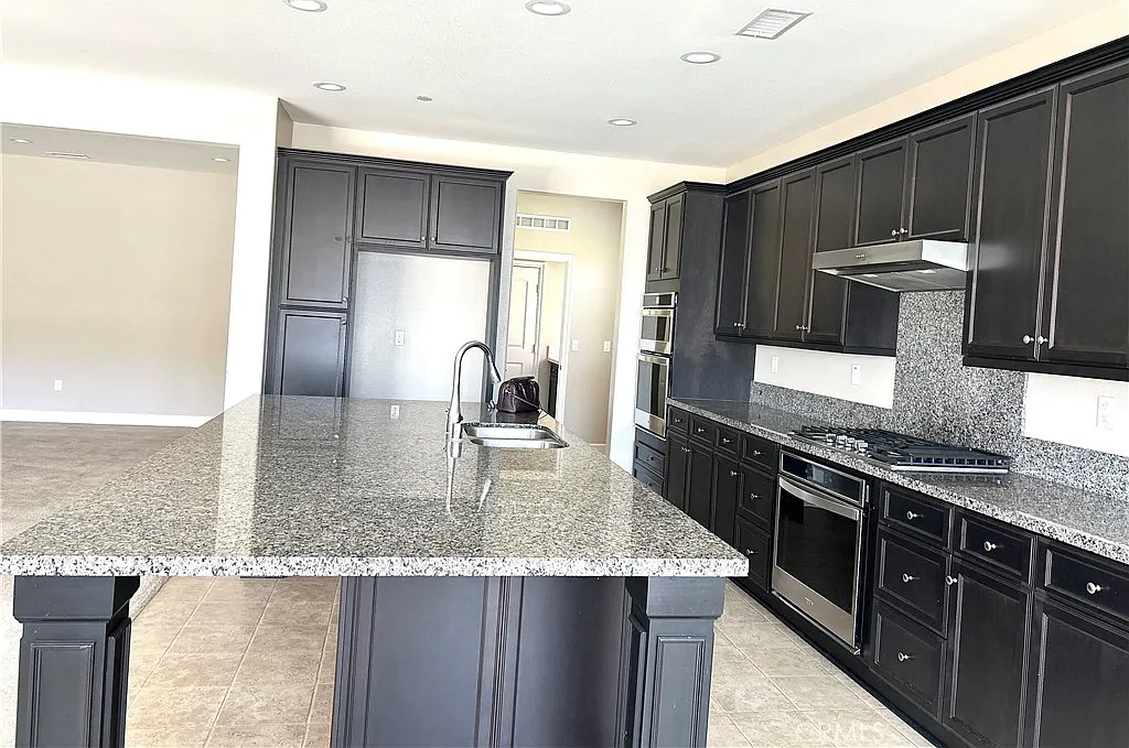 4 bed, 2.5 bath, 2700 sqft, $3,700 — Photo 3