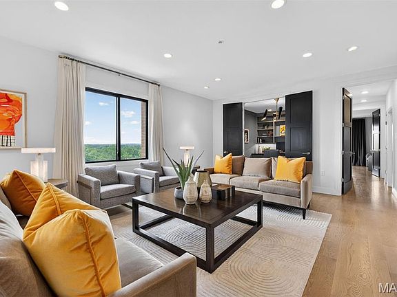 4th image of 816 S Hanley Rd APT 6A