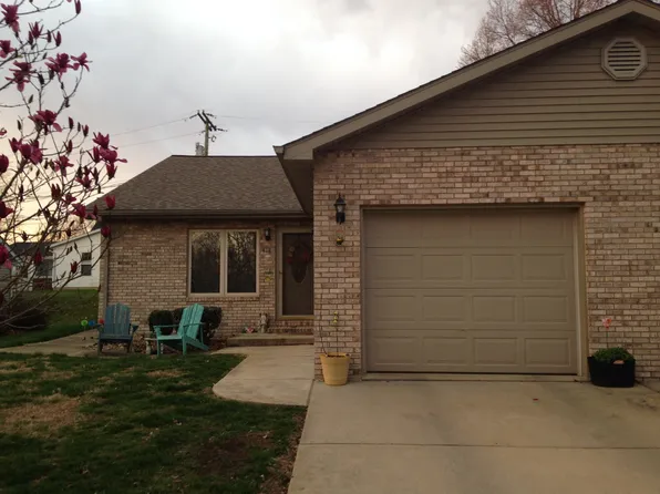 416 E 4th St, Trenton, IL 62293
