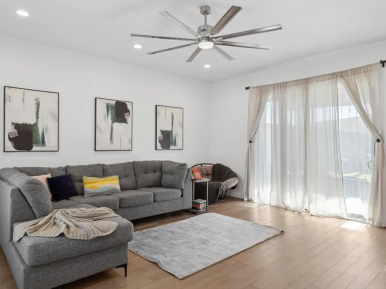 1923 E Monterey Way — Photo 4