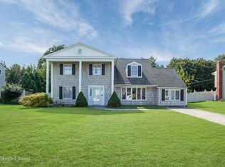 36 Thunder Rd, Holbrook, NY 11741