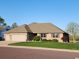 1933 Dane Kelsey Dr, Pekin, IL 61554