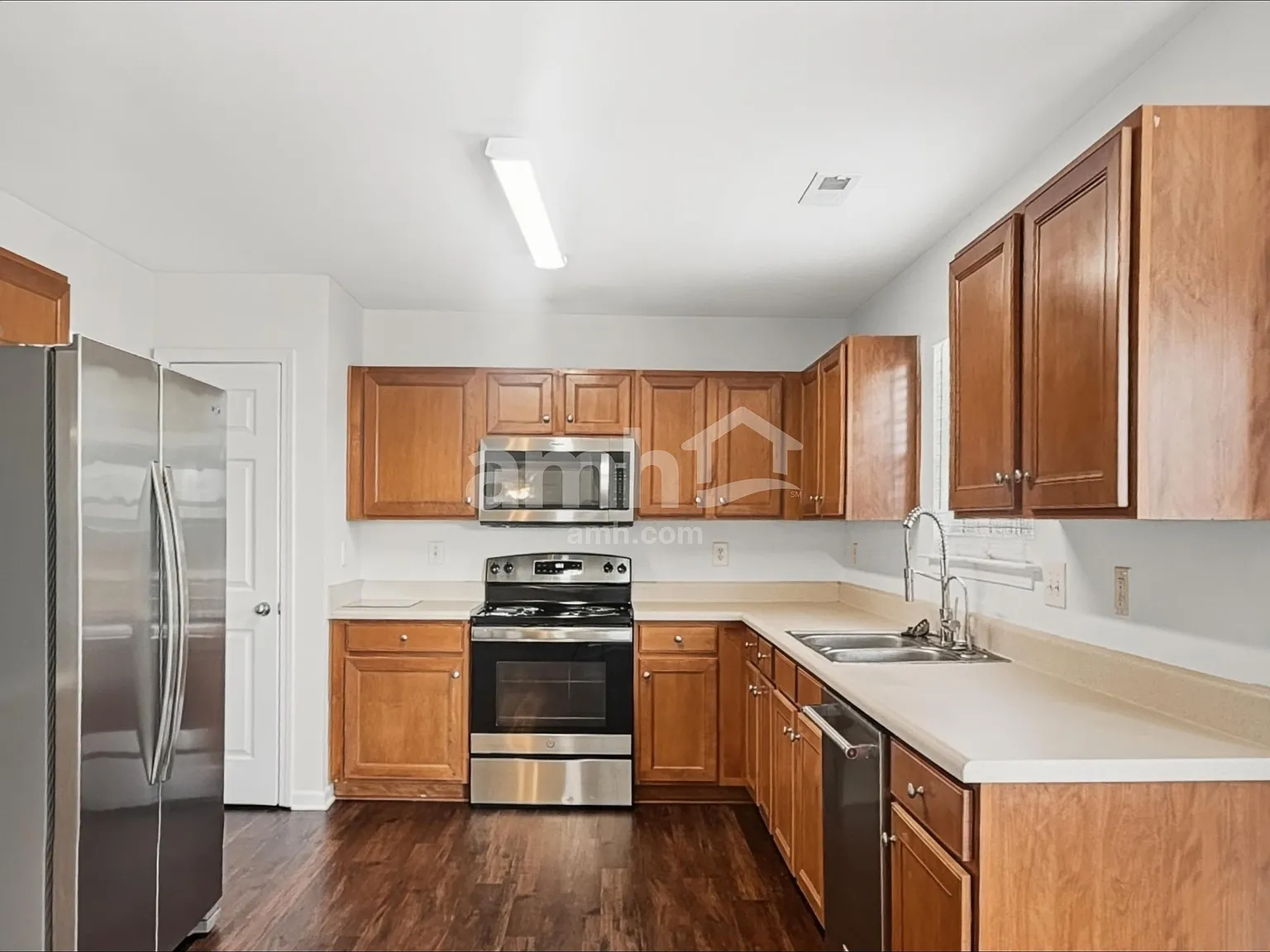 4 bed, 2.5 bath, 2566 sqft, $2,425 — Photo 3