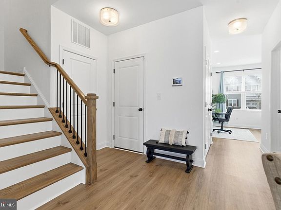 5th image of 131 Charles Ln