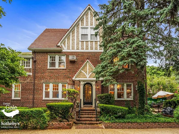 2 Whitson St, Forest Hills, NY 11375