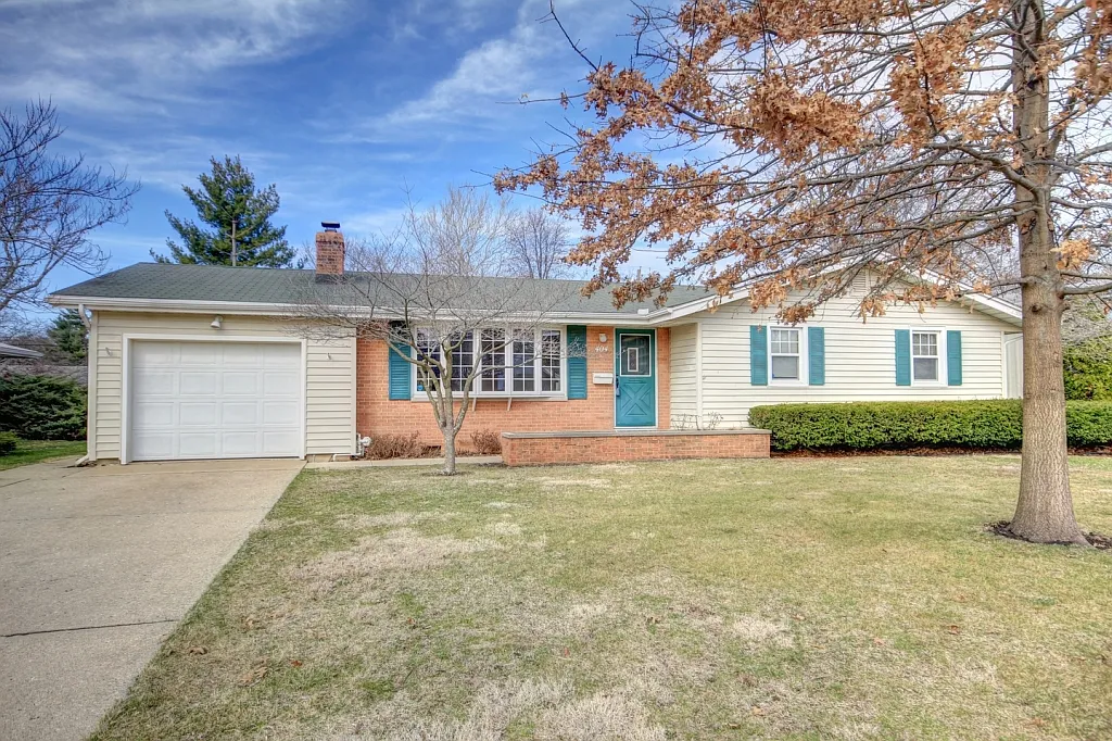 404 Burkwood Ct W photo 1