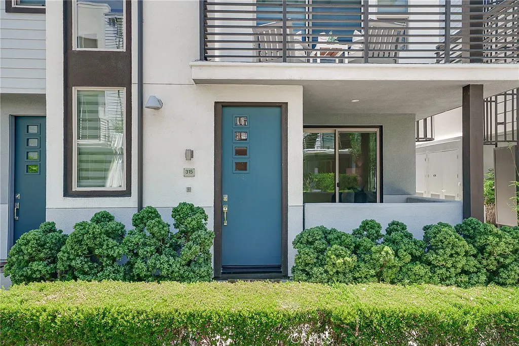 3 bed, 3.5 bath, 1989 sqft, $4,900 — Photo 2