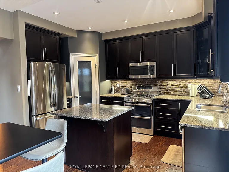 252 Westbank Trl — Photo 12