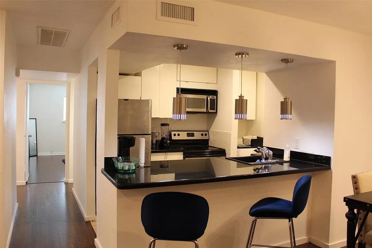 Building Photo - 5343 Richmond Ave #26
