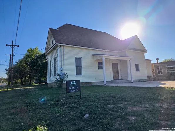 1602 Avenue U, Hondo, TX 78861
