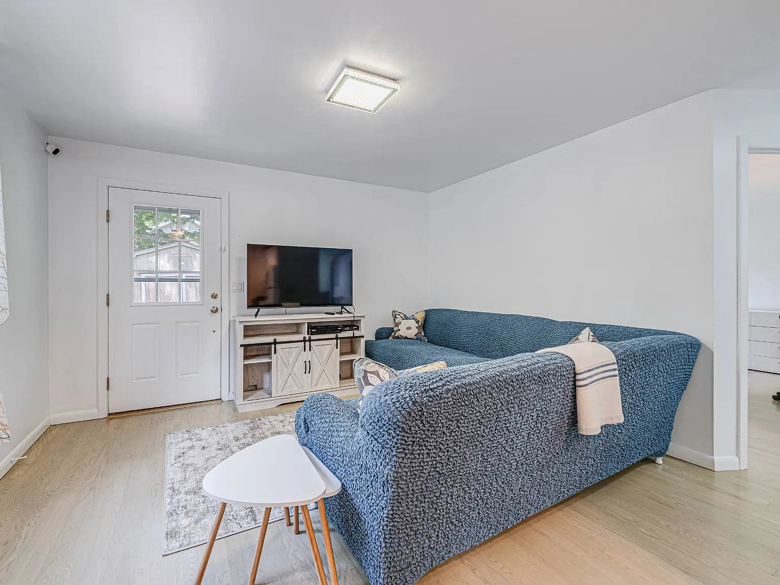 Charming Apartment in Southampton-Little Fresh Pond Area — Photo 2