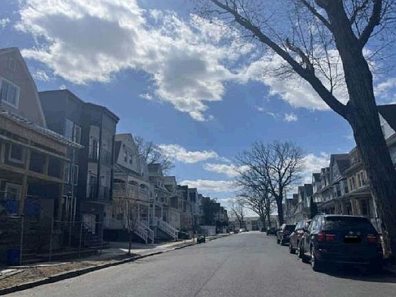 Exterior Neighborhood (street photo)
