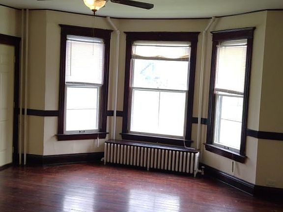 3rd image of 1627 Thorn St APT 1