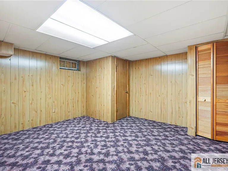 16 Phyllis Pl — Photo 31