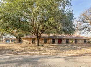 1212 Calvert St, Hearne, TX 77859