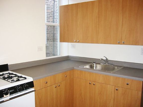4th image of 931 W Cornelia Ave APT 1A