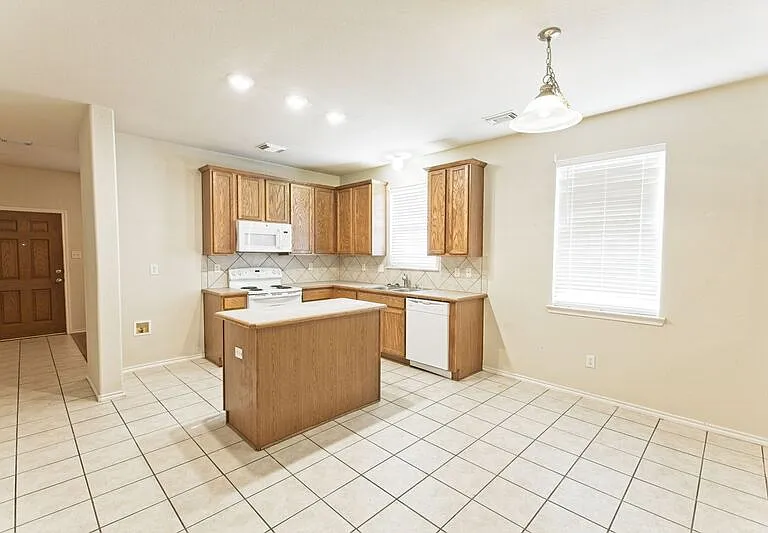 4009 Hidden Meadow Ct — Photo 10