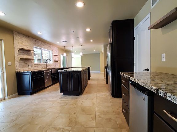 5th image of 413 E Geneva Dr